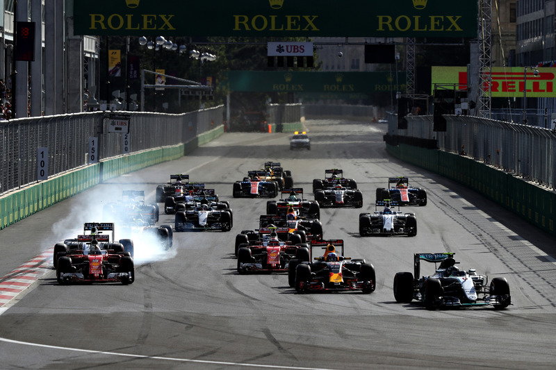 Nico Rosberg, Mercedes AMG F1 W07 Hybrid leads Daniel Ricciardo, Red Bull Racing RB12