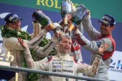 LMP1 podium: winnaar #2 Porsche Team Porsche 919 Hybrid: Romain Dumas krijgt een champagnedouche