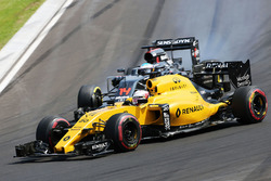 Kevin Magnussen, Renault Sport F1 Team RS16 and Fernando Alonso, McLaren MP4-31 battle for position