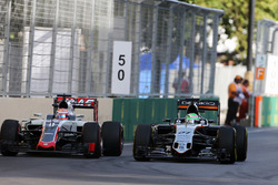 Nico Hulkenberg, Sahara Force India F1 VJM09 and Romain Grosjean, Haas F1 Team VF-16 battle for position