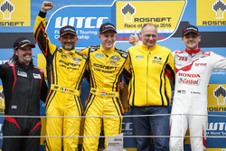 Podium: winnaar Nicky Catsburg, LADA Sport Rosneft, Lada Vesta; tweede Gabriele Tarquini, LADA Sport