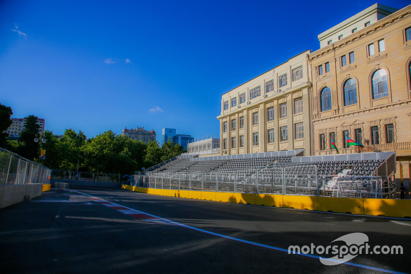 Circuito ciudad de Bakú en la curva 11 con el castillo
