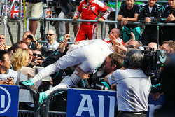 Winner Nico Rosberg, Mercedes AMG F1 Team in parc ferme