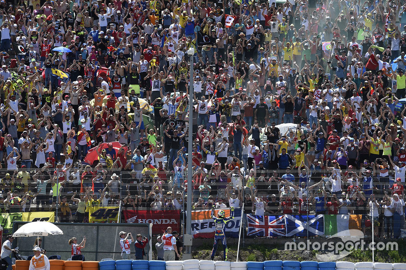 Locura de los fans celebrando con Rossi