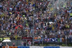 Winnaar Valentino Rossi, Yamaha Factory Racing viert het resultaat met de fans