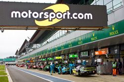 Logo Motorsport.com dans la pitlane