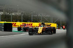 Carlos Sainz Jr., Renault Sport F1 Team RS17 and Stoffel Vandoorne, McLaren MCL32