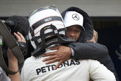 Lewis Hamilton, Mercedes AMG F1, si congratula con il compagno di squadra Valtteri Bottas, Mercedes