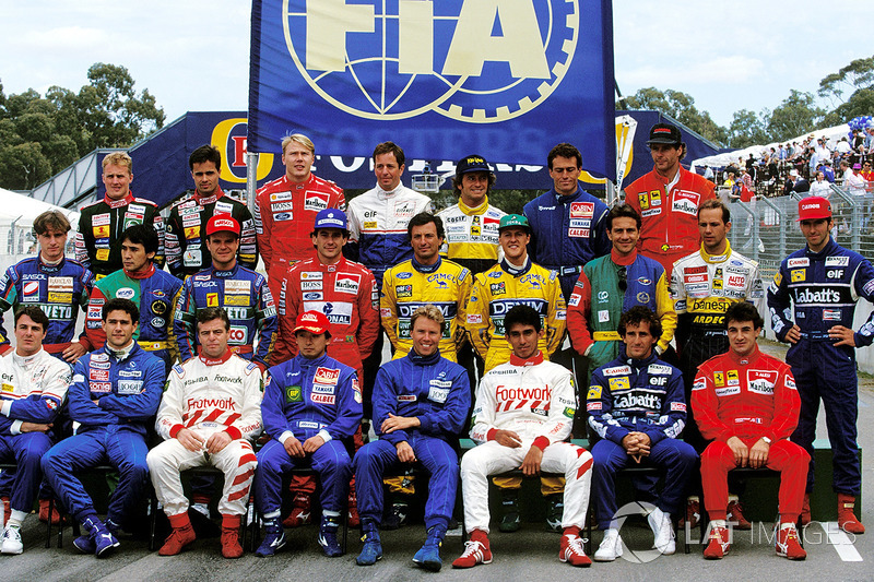 PILOTOS DE 1993: Johnny Herbert, Lotus, Pedro Lamy, Lotus, Mika Hakkinen, McLaren, Martin Brundle, Ligier, Pierluigi Martini, Minardi, Andrea de Cesaris, Tyrrell, Gerhard Berger, Ferrari, Eddie Irvine, Jordan, Toshio Suzuki, Larrousse, Rubens Barrichello, Jordan, Ayrton Senna, McLaren, Riccardo Patrese, Benetton, Michael Schumacher, Benetton, Eric Comas, Larrousse, Jean-Marc Gounon, Minardi, Damon Hill, Williams, Mark Blundell, Ligier, Karl Wendlinger, Sauber, Derek Warwick, Footwork, Ukyo Katayama, Tyrrell, JJ Lehto, Sauber, Alain Prost, Williams, Jean Alesi, Ferrari