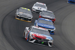 Kyle Busch, Joe Gibbs Racing, Toyota Camry M&M's Red White & Blue and Kyle Larson, Chip Ganassi Racing, Chevrolet Camaro Credit One Bank