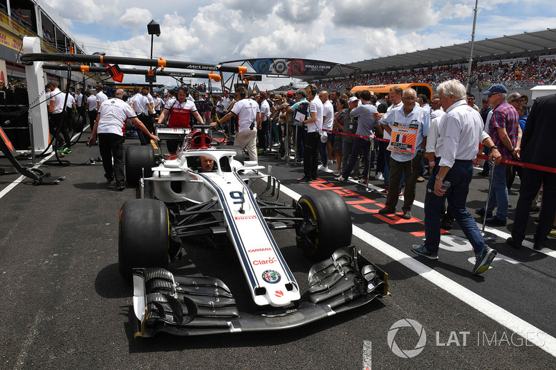 Charlie Whiting, délégué de la FIA, chez Sauber