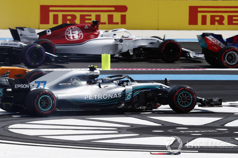 Valtteri Bottas, Mercedes AMG F1 W09, sort de la piste dans le premier tour