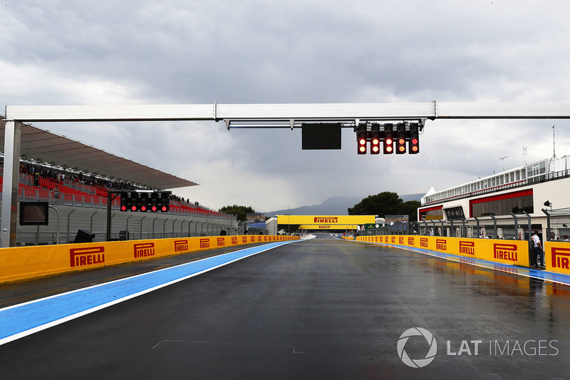 La pluie tombe sur la piste