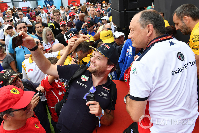 Frédéric Vasseur, team principal Sauber, prend un selfie avec des fans
