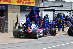 Pierre Gasly, Scuderia Toro Rosso STR13 pit stop