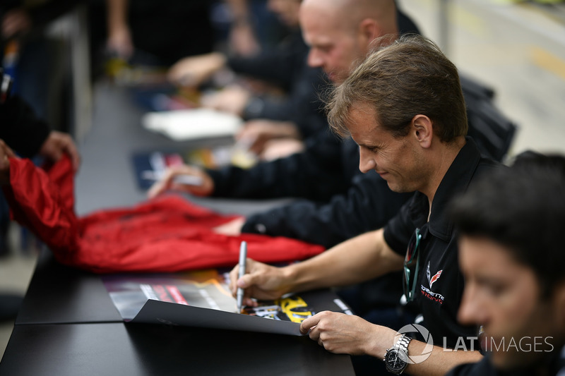 #63 Corvette Racing Chevrolet Corvette C7.R: Antonio Garcia, autograph session