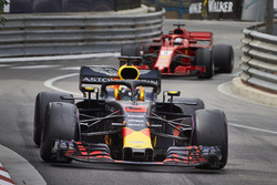 Daniel Ricciardo, Red Bull Racing RB14, leads Sebastian Vettel, Ferrari SF71H