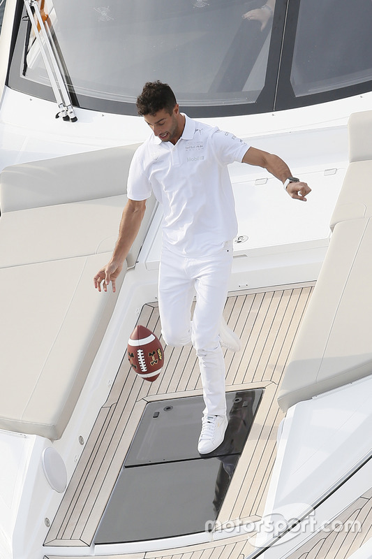 Daniel Ricciardo, Red Bull Racing atrapa un balón de futbol americano de un pase de Tom Brady