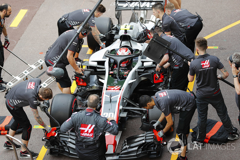 Kevin Magnussen, Haas F1 Team, fait un arrêt aux stands