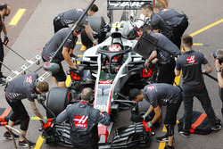 Kevin Magnussen, Haas F1 Team, makes a pit stop