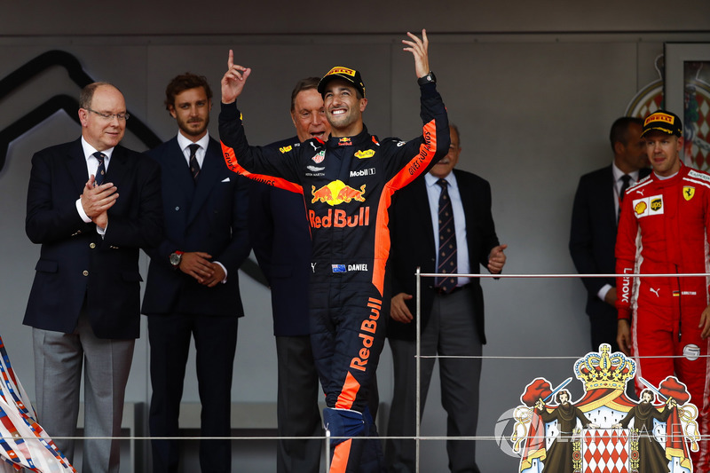Podio: ganador de la carrera Daniel Ricciardo, Red Bull Racing