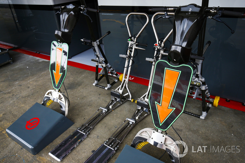 Equipaggiamento Haas in pit lane