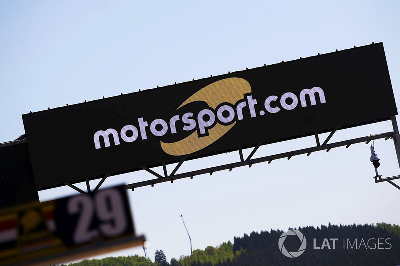 Motorsport.com signage