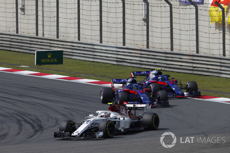 Charles Leclerc, Sauber C37 Ferrari, Brendon Hartley, Toro Rosso STR13 Honda, y Pierre Gasly, Toro Rosso STR13 Honda