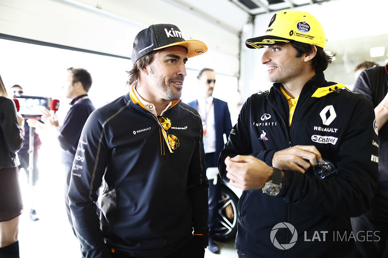 Carlos Sainz Jr., Renault Sport F1 Team, y Fernando Alonso, McLaren