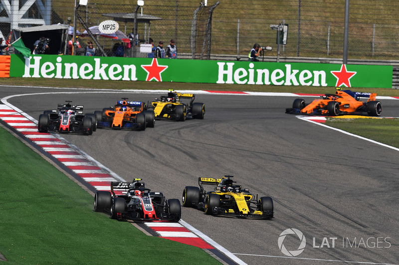 Kevin Magnussen, Haas F1 Team VF-18 and Nico Hulkenberg, Renault Sport F1 Team R.S. 18 battle