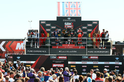 Podio: il vincitore della gara Jonathan Rea, Kawasaki Racing, il secondo classificato Michael van der Mark, Pata Yamaha, il terzo classificato Chaz Davies, Aruba.it Racing-Ducati SBK Team
