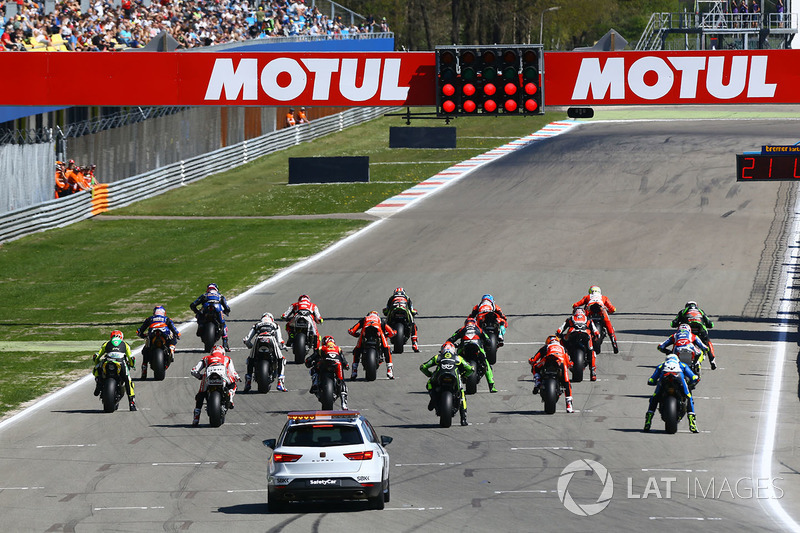 Le départ de la Course 1 WSBK