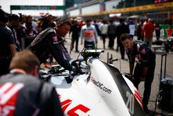 Les mécaniciens travaillent sur la voiture de Kevin Magnussen, Haas F1 Team VF-18 Ferrari, sur la grille