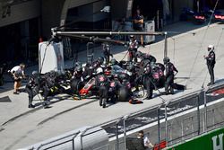 Kevin Magnussen, Haas F1 Team VF-18 pit stop