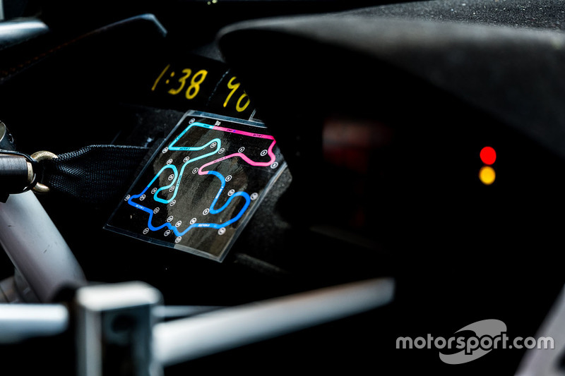 Mapa do The Bend em painel de carro