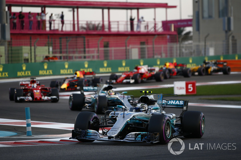 Valtteri Bottas, Mercedes AMG F1 W08, Lewis Hamilton, Mercedes AMG F1 W08, Sebastian Vettel, Ferrari SF70H, Daniel Ricciardo, Red Bull Racing RB13, startta