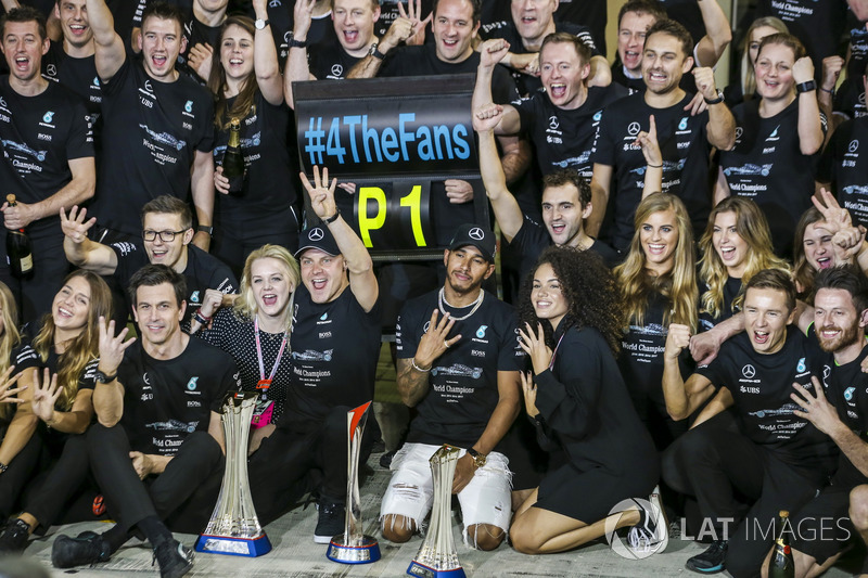 Valtteri Bottas, Mercedes AMG, Lewis Hamilton, Mercedes AMG y el equipo celebran