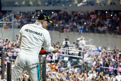 Valtteri Bottas, Mercedes AMG F1, fête sa victoire sur le podium