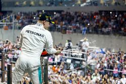 Valtteri Bottas, Mercedes AMG F1, viert zijn overwinning op het podium