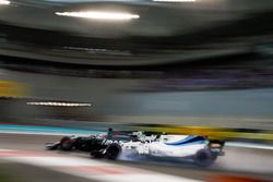 Romain Grosjean, Haas F1 Team VF-17, en lutte avec Lance Stroll, Williams FW40