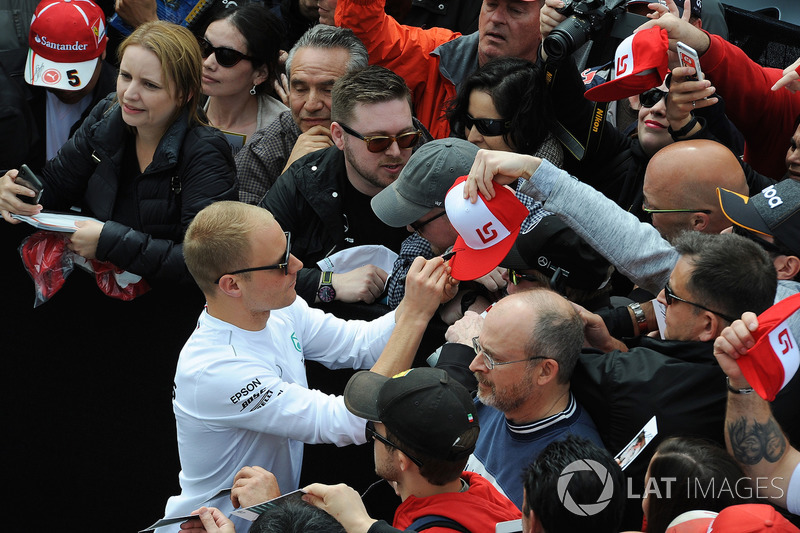 Valtteri Bottas, Mercedes-AMG F1 signs autographs for the fans