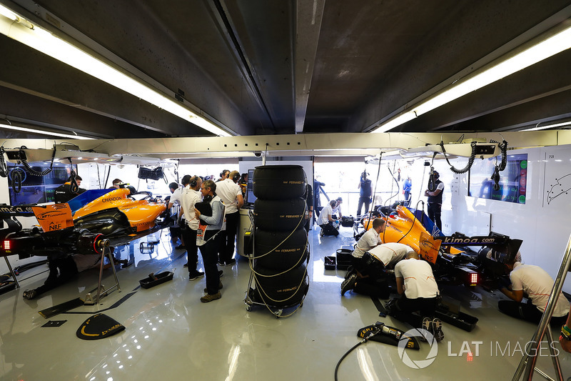 Mekanik McLaren mengerjakan mobil Fernando Alonso dan Stoffel Vandoorne