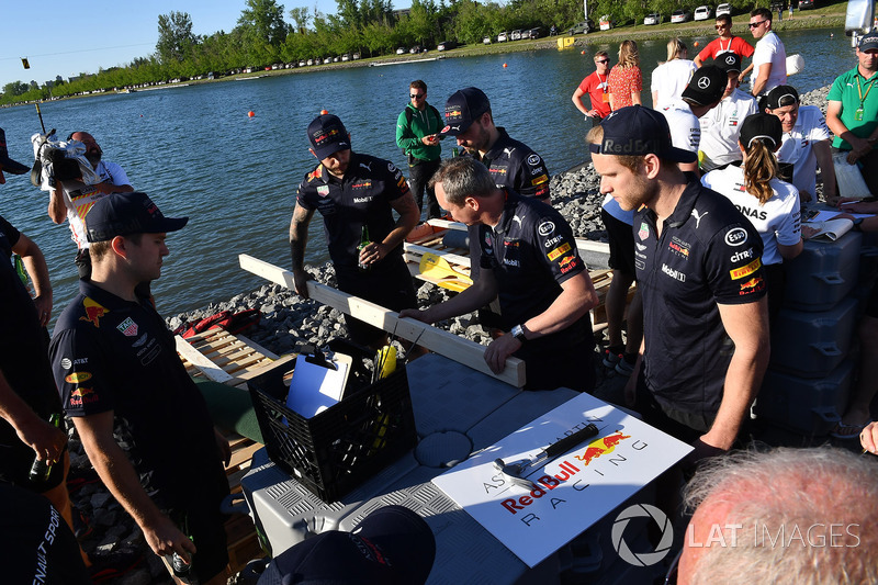 Гонки на плотах: Red Bull Racing