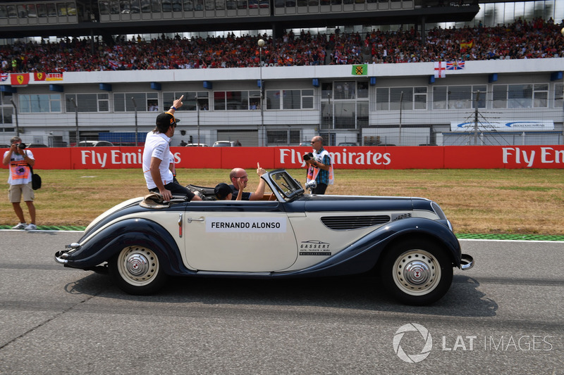 Fernando Alonso, McLaren, mengikuti parade pembalap