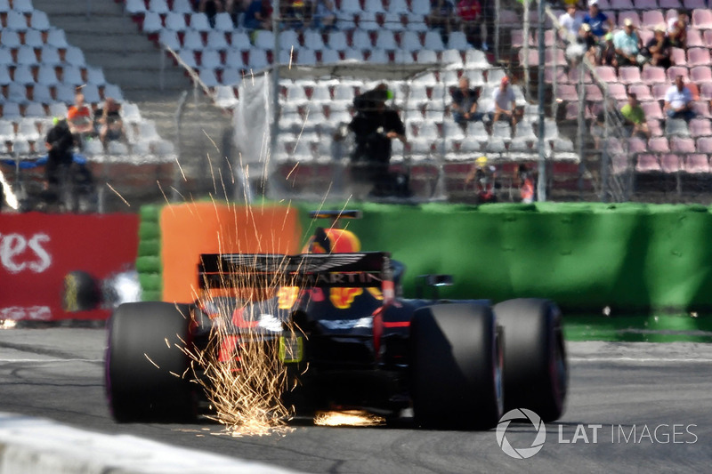 Daniel Ricciardo, Red Bull Racing RB14 sparks