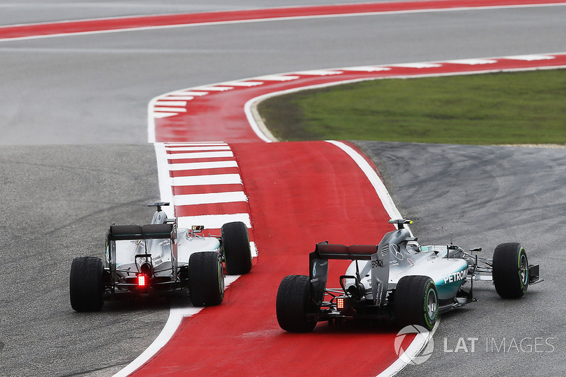 Lewis Hamilton, Mercedes F1 W06 Hybrid, ve Nico Rosberg, Mercedes F1 W06 Hybrid, ilk virajda liderli