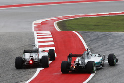 Борьба в первом повороте: Льюис Хэмилтон и Нико Росберг, Mercedes F1 W06 Hybrid