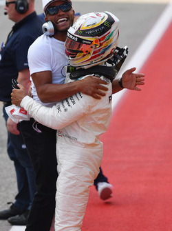 Il poleman Lewis Hamilton, Mercedes AMG F1 festeggia con il fratello Nicolas Hamilton, nel parco chiuso