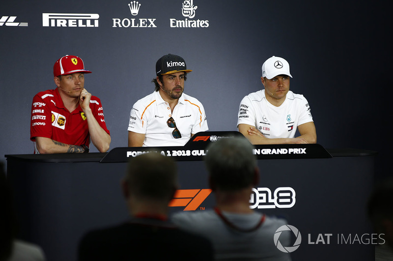 Кими Райкконен, Ferrari, Фернандо Алонсо, McLaren, и Валттери Боттас, Mercedes AMG F1