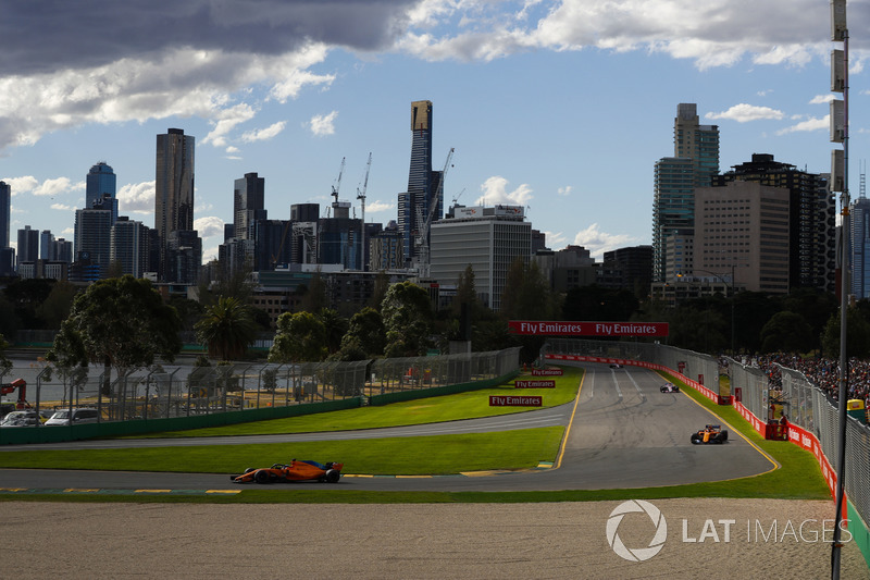 Fernando Alonso, McLaren MCL33 Renault, Stoffel Vandoorne, McLaren MCL33 Renault, y Sergio Perez, Force India VJM11 Mercedes
